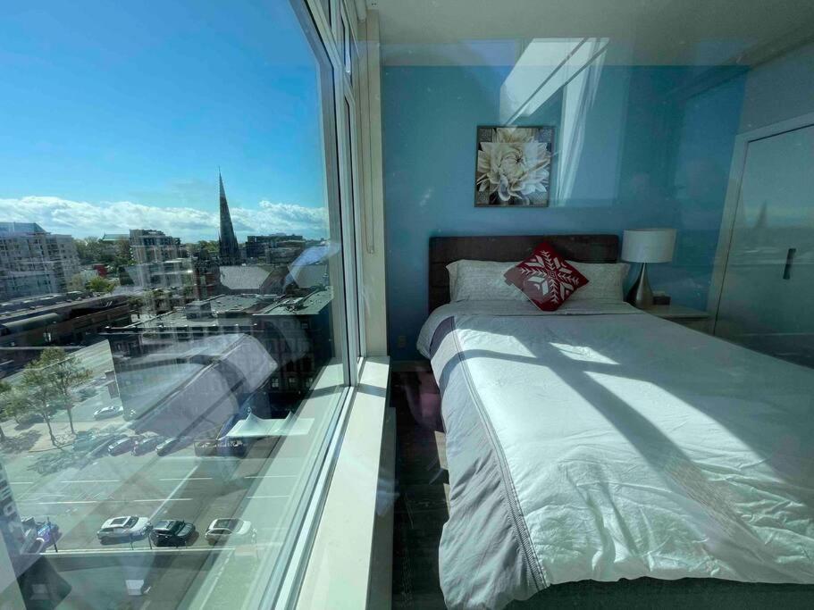 Modern 2 Bedroom Ocean Views Downtown Free Parking *