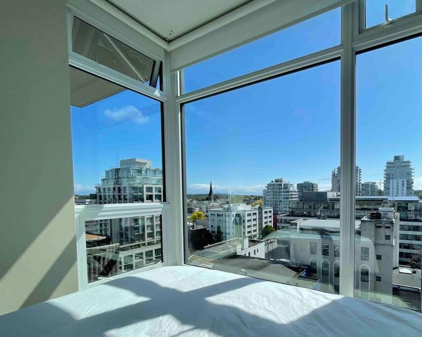 Modern 2 Bedroom Ocean Views Downtown Free Parking *