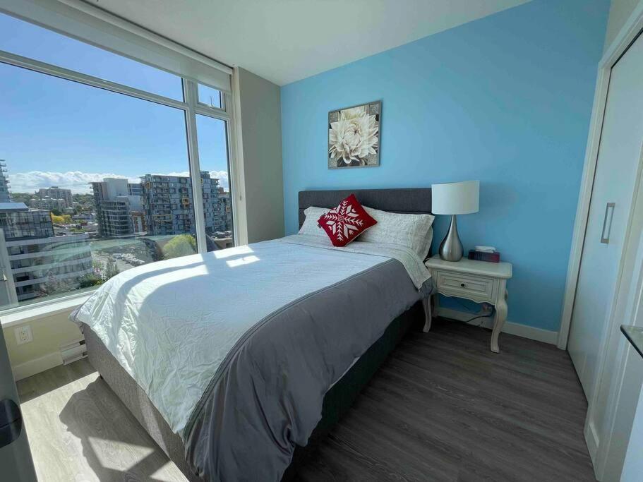 Modern 2 Bedroom Ocean Views Downtown Free Parking