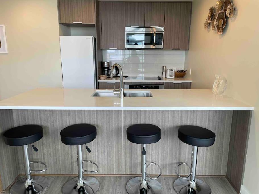Modern 2 Bedroom Ocean Views Downtown Free Parking * Victoria